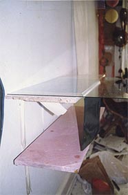 Martin Erik Andersen. Forskallingskasse med vægarbejde. Forskallingsbrædder, finerplader, grundingstapet, lysstofrør, folie, foto. 1996