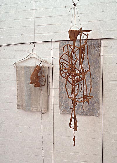 Martin Erik Andersen. Projektion. Bly, mønjemaling, tekstil, bøjle, stål. 1992
