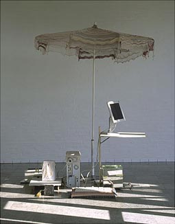 Martin Erik Andersen. The Gospel of Truth, med parasol og spejlkasse. Akrylstrik, stål, silkepapir, spånplade, latexpude, røgelse, gasbeton, spejlglas, Pc, videofiler og lyd. 2002