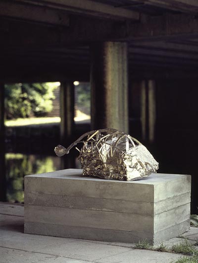 Martin Erik Andersen. Telt-telt. Forniklet bronze, betonforskalling. 1996