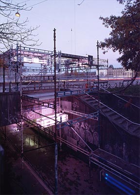 Martin Erik Andersen. Poladian Pavillon. Offsetplakater, stillads, silkepapir, lysstofrør, stål, indfarvet glas. 2002